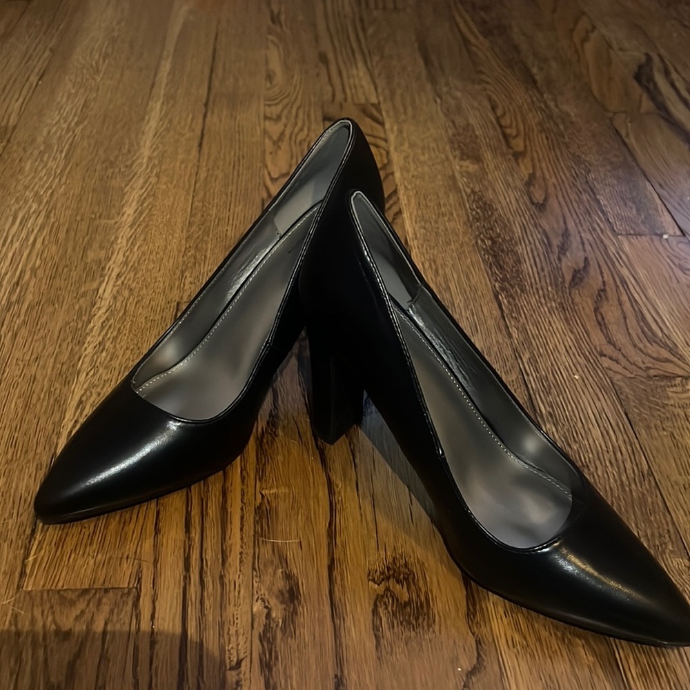 Black pumps. Size 9